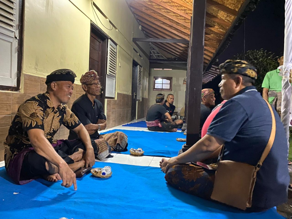 Perbekel Petang Melayat ke Rumah Duka Almarhum I Made Suta, Desa Gerih,Abiansemal